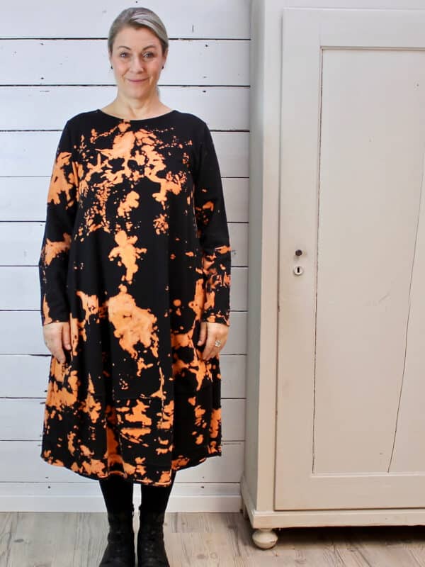 Kleid-Greta-black-batik-1